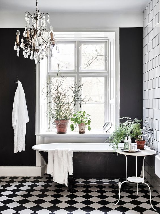Banheiros pretos decorados.