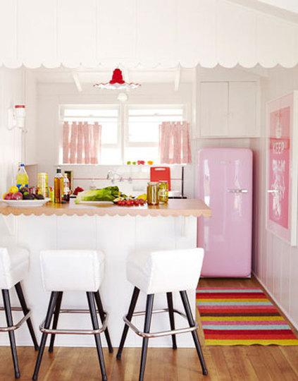 As cores nessa cozinha estão na geladeira e nas decorações.