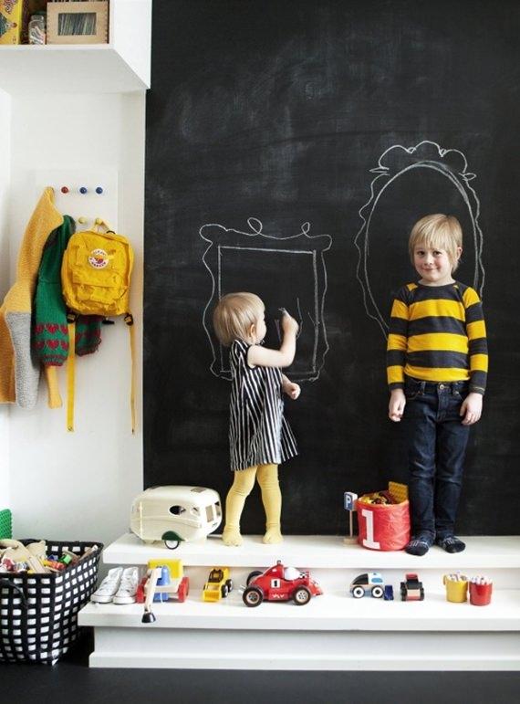 Quadro-negro em quarto infantil.