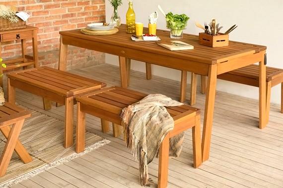Mesa com bancos de madeira.