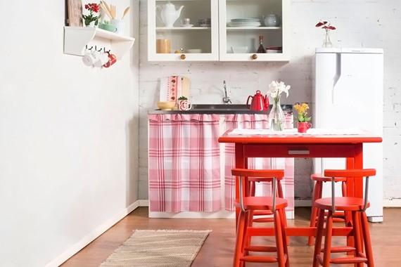 Cozinha pequena e vermelha.