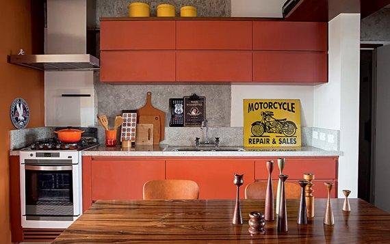 Cozinha colorida e alegre decorada com laranja.