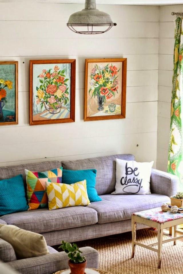 Sofá com almofadas coloridas
