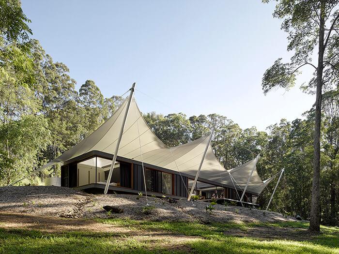 Tent House: pavilhão preto com cobertura branca na Austrália