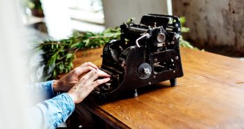 máquina de escrever analogica com alguem digitando
