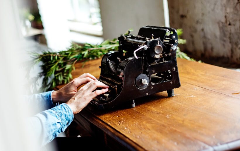 máquina de escrever analogica com alguem digitando