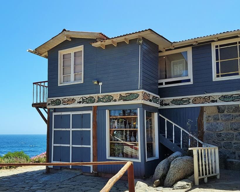 Parte da fachada da Casa de Isla Negra, com a coleção de garrafas em evidência