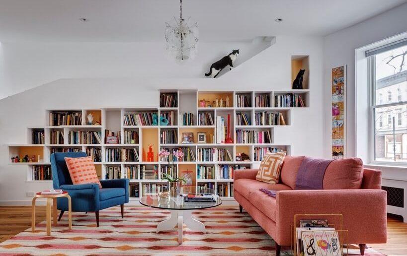 sala de apartamento com estante para livros