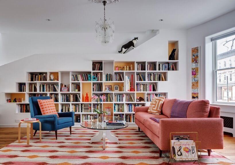 sala de apartamento com estante para livros