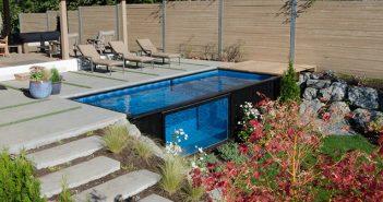 Área externa de casa com piscina container e jardim