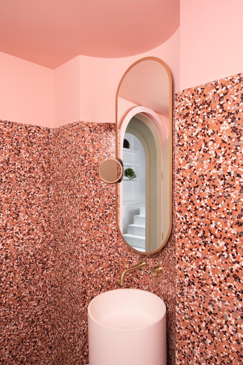 banheiro em rosa do budapest café