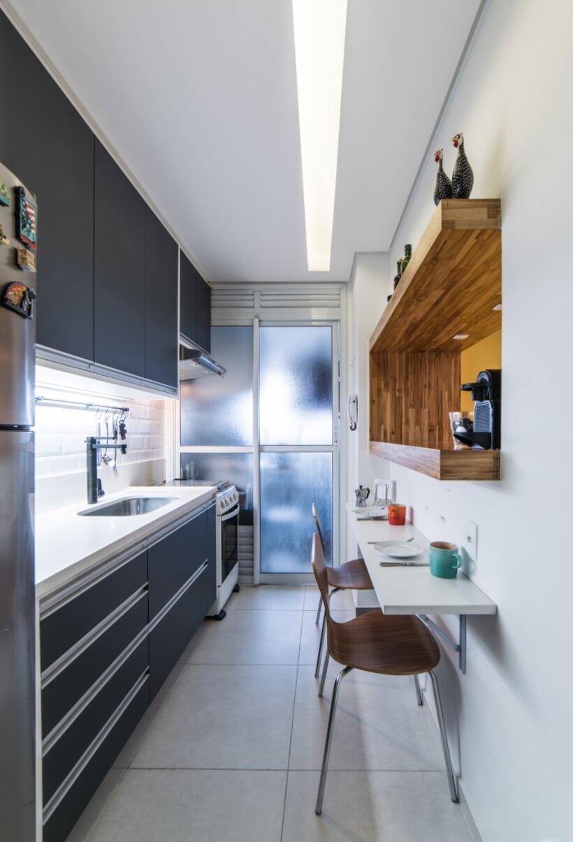 vista lateral da cozinha estreita e a bancada para refeicoes do Apto Sumaré - Pietro Terlizzi (18)