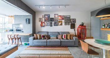 Amplo sofá cinza colocado rente a parede na sala de estar e tv do Apto Sumaré - Pietro Terlizzi (8)