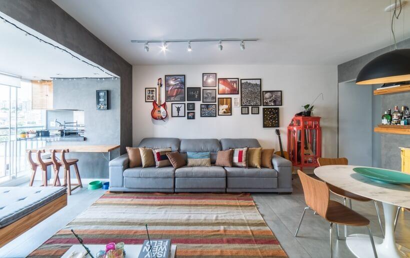 Amplo sofá cinza colocado rente a parede na sala de estar e tv do Apto Sumaré - Pietro Terlizzi (8)