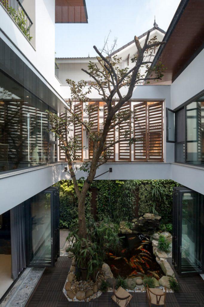 Patio com plantas e folhagens no meio de uma casa no Vietnã