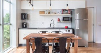Decoracao sob medida - cozinha branca com mesa de madeira e cadeiras pretas