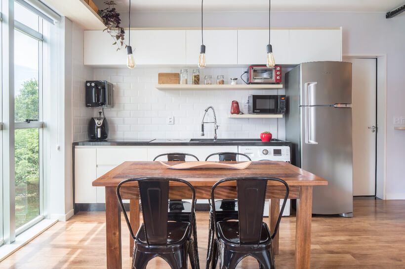 Decoracao sob medida - cozinha branca com mesa de madeira e cadeiras pretas