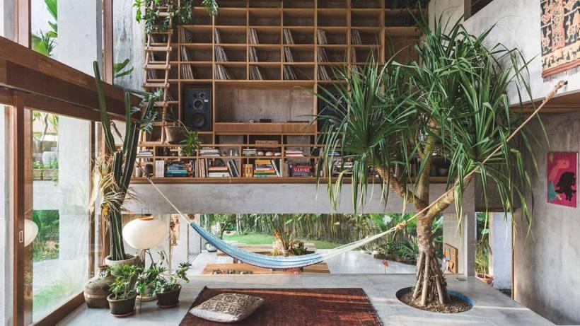 Na casa recém-construída em Bali, Indonésia, a vegetação tropical está dentro e fora. Projeto do estúdio de arquitetura Patisandhika e do designer Dan Mitchell. Foto: Tommaso Riva