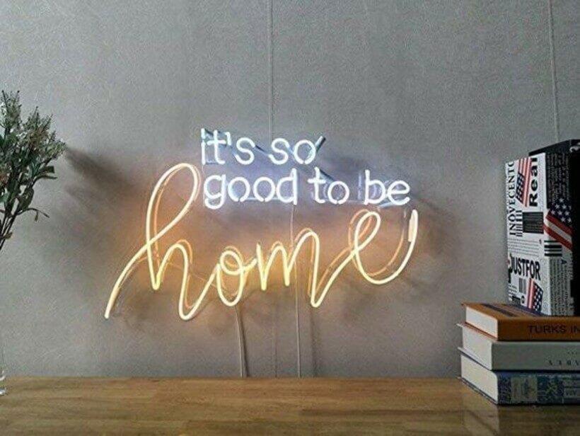 Letreiro neon com a escrita em inglês: "it`s so good to be home"
