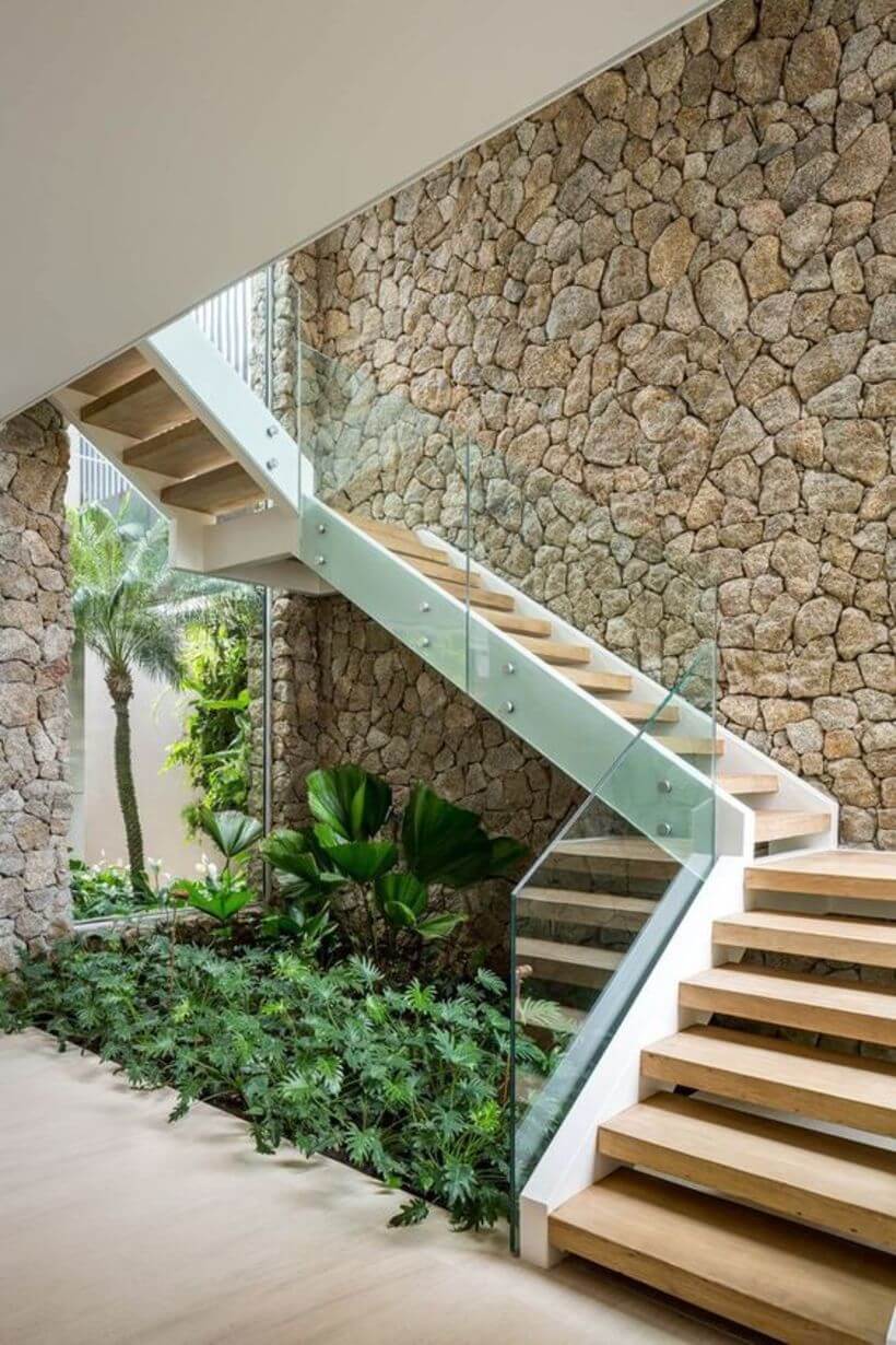 Urban jungle em casa embaixo das escadas.