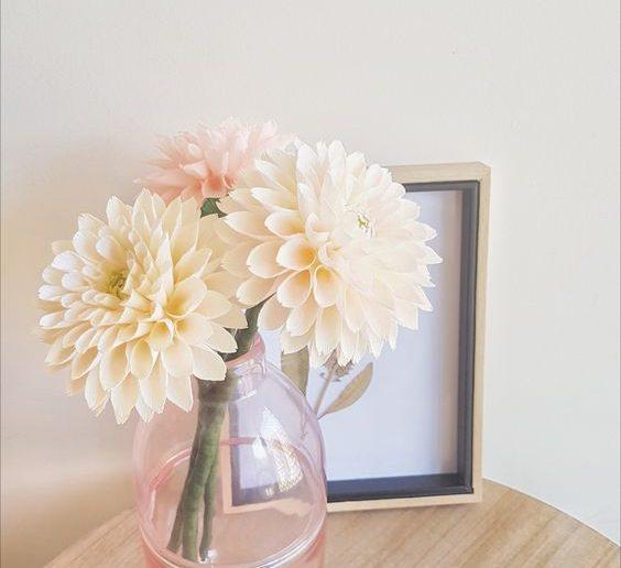 10 formas de decorar com flores de papel crepom -
